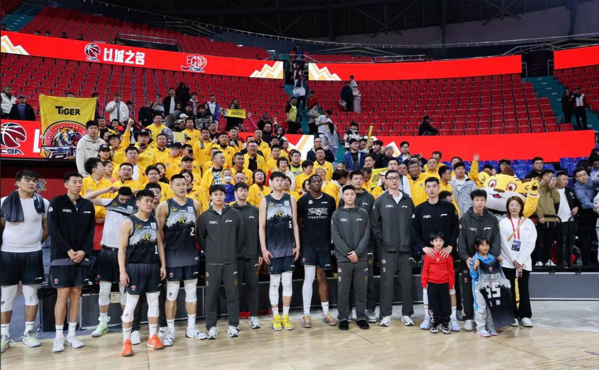 关于蒂姆巅峰对决，阿扎伦卡与30激战MAD分钟，战术调整胜负难料！的信息