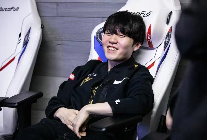 Rookie回归赛场,势不可挡首场状态亮眼,FPX观众沸腾!的简单介绍 Rookie回归赛场,势不可挡首场状态亮眼,FPX观众沸腾!的简单介绍